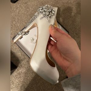 Beautiful Badgley Mischka Ivory Wedding Heels 5.5 with box and extra jewels